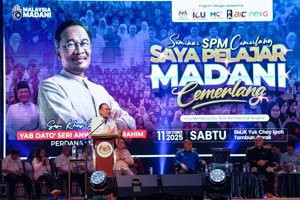 Perdana Menteri Datuk Seri Anwar Ibrahim berucap pada program Seminar SPM Cemerlang : Saya Pelajar MADANI Cemerlang di Sekolah Menengah Jenis Kebangsaan Yuk Choy hari ini. Seramai 1,500 calon SPM dari sekolah sekitar Tambun dan daerah berhampiran menyertai seminar berkenaan. - BERNAMA