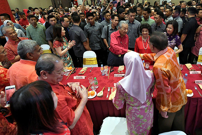 Prime Minister Tun Dr Mahathir Mohamad and his wife un Dr Siti Hasmah Mohd Ali greet guests at the Chinese New Year ‘open house’ hosted by Finance Minister Lim Guan Eng and the National Chamber of Commerce and Industry of Malaysia (NCCIM), on Jan 6, 2019. — Bernama