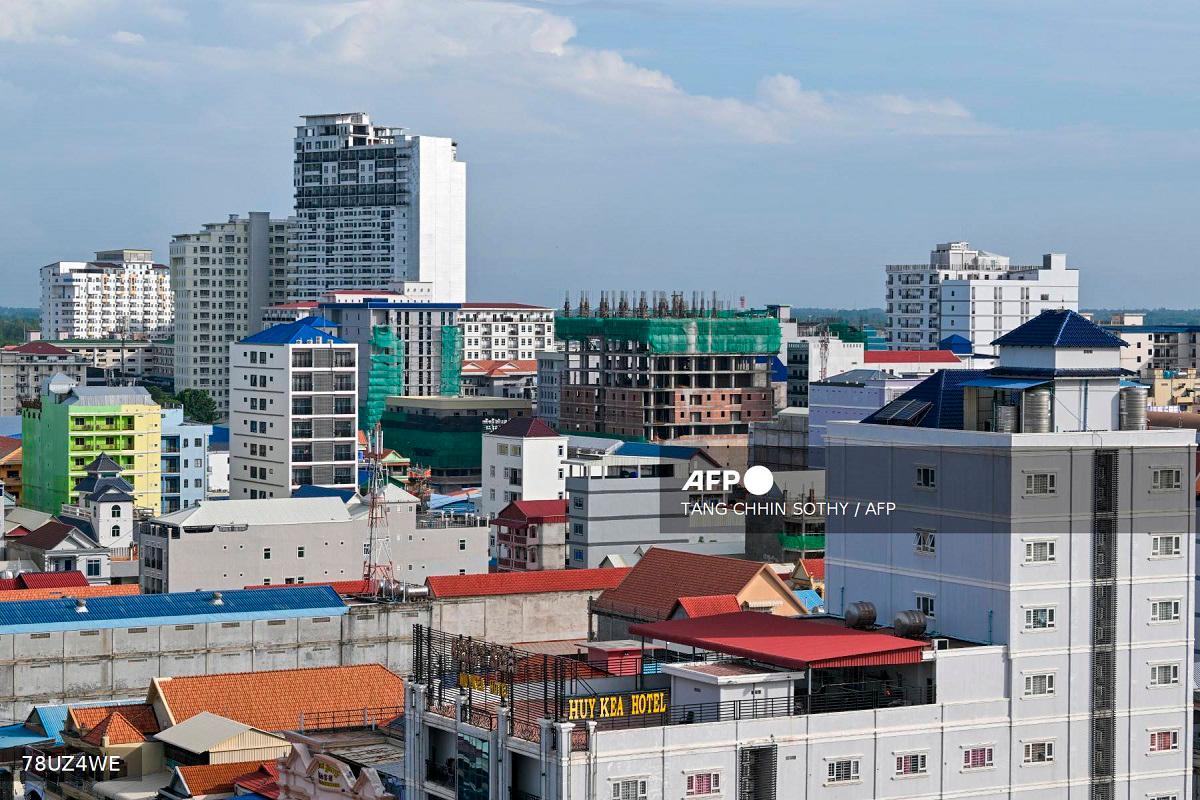 (FILES) A general view of a high-rise buildings in Poipet town in Cambodia's western Banteay Meanchey province on the border with Thailand, on June 25, 2025. - TANG CHHIN Sothy / AFP