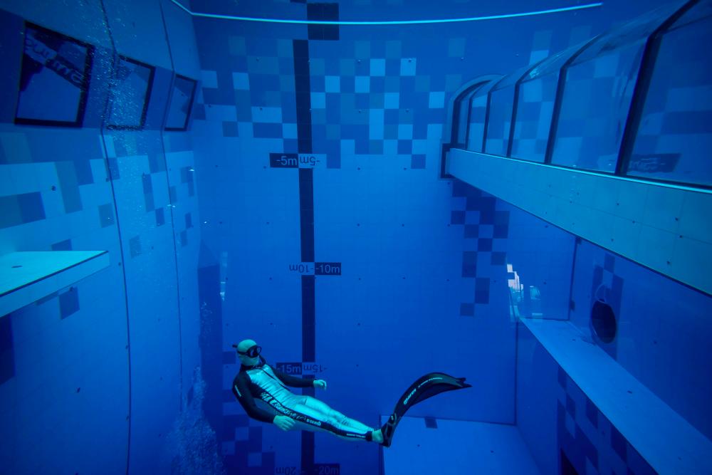 $!A diver is seen in the deepest pool in the world with 45.5-metre (150-foot) located in Mszczonow about 50 km from Warsaw, November 21, 2020. The complex, named Deepspot, even includes a small wreck for scuba and free divers to explore. It has 8,000 cubic metres of water -- more than 20 times the amount in an ordinary 25-metre pool. / AFP / Wojtek RADWANSKI / TO GO WITH AFP STORY