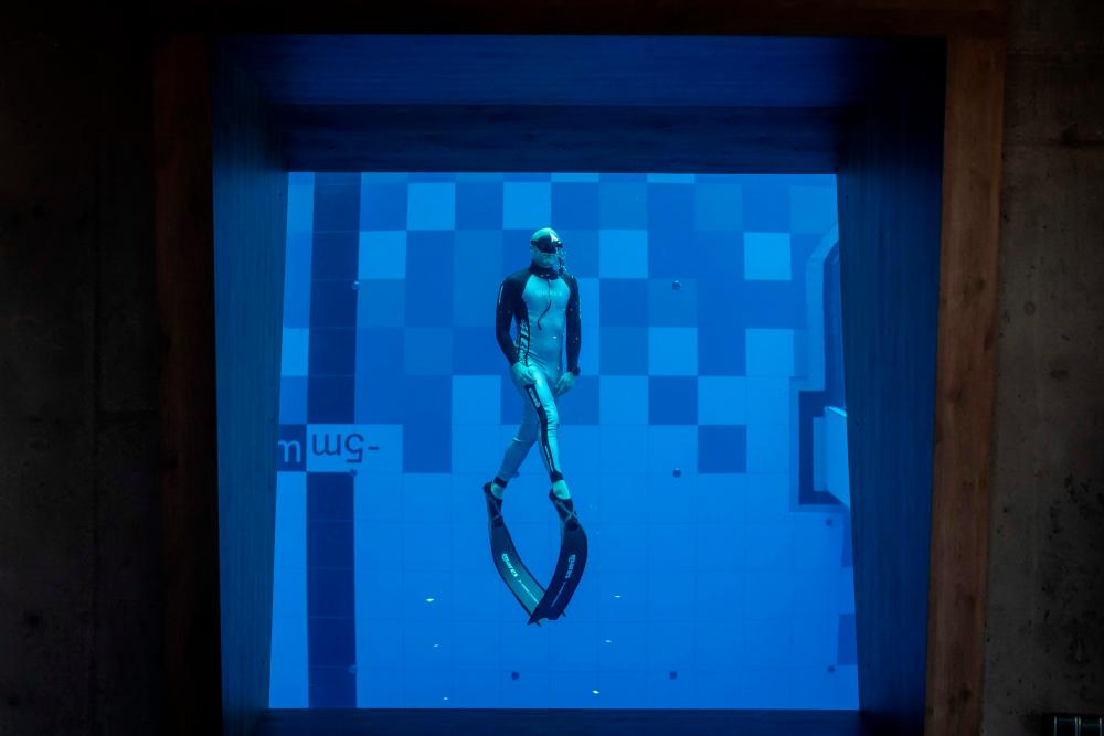 $!A diver is seen in the deepest pool in the world with 45.5-metre (150-foot) located in Mszczonow about 50 km from Warsaw, November 21, 2020. The complex, named Deepspot, even includes a small wreck for scuba and free divers to explore. It has 8,000 cubic metres of water -- more than 20 times the amount in an ordinary 25-metre pool. / AFP / Wojtek RADWANSKI / TO GO WITH AFP STORY