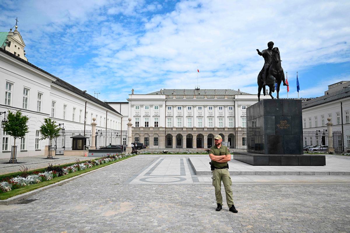 A Polish security officer stands guard in front of the Presidential Palace in Warsaw on August 5, 2025, one day ahead of the inauguration ceremony of Poland’s new president. Poland’s incoming new pro-Trump, nationalist president was setting the scene for major confrontation with a prime minister whose government he has branded “the worst in history”. AFPPix