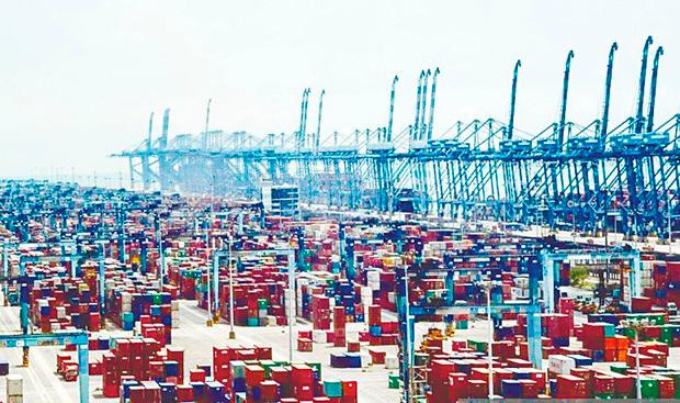 Standard Chartered’s report reveals that 76% of corporates in Malaysia see geopolitical conflict as the top issue in shaping the future of trade. – Bernama filepic