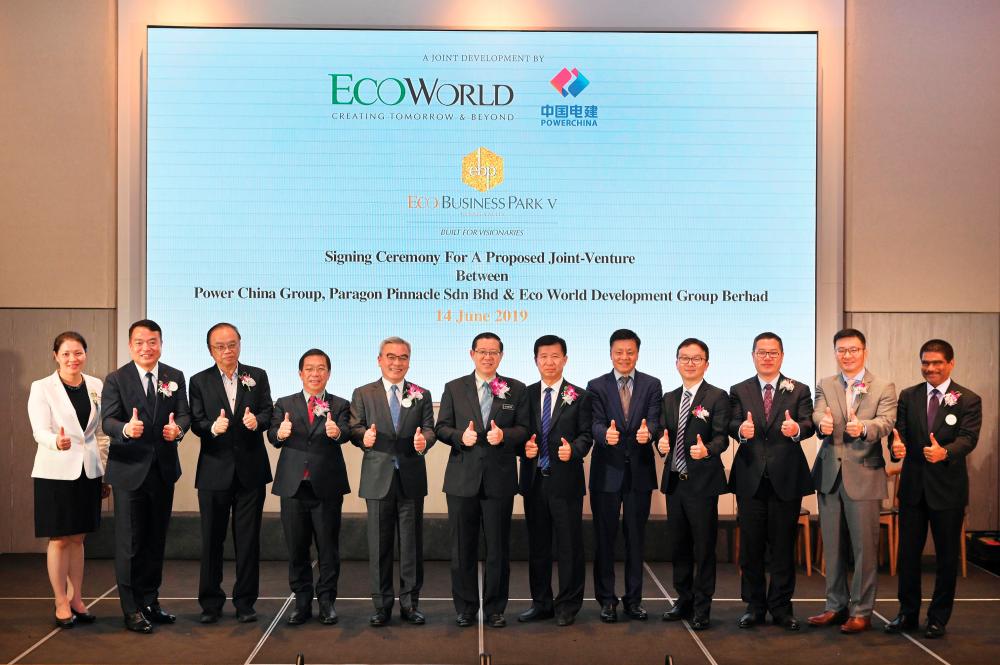 Liew (fifth from left), Finance Minister Lim Guan Eng (sixth from left), PowerChina Real Estate Group Limited chairman Xia Jin (sixth from right) and other VIPs at the signing ceremony.