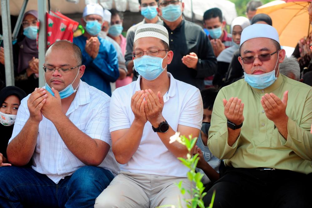 Wan Mokhtar’s children and others at his funeral. (Photo Credit: Bernama)