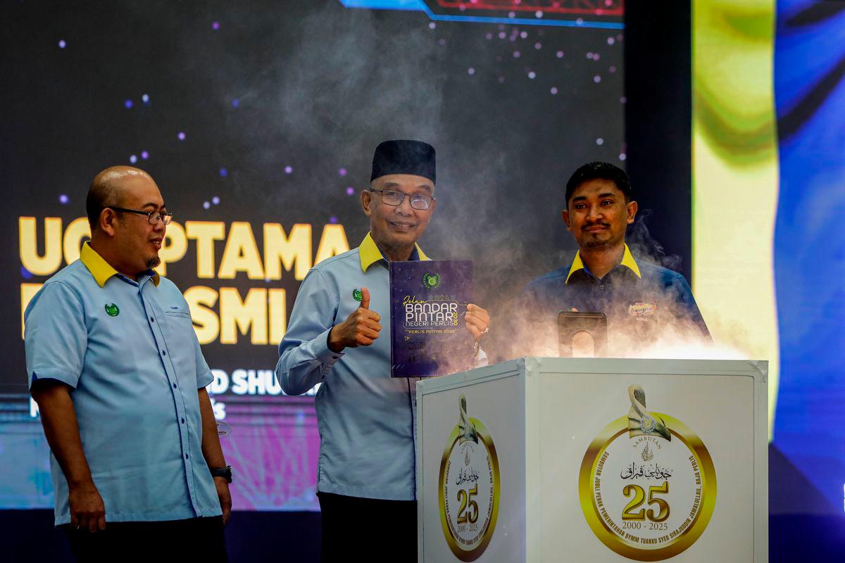 Menteri Besar Perlis, Mohd Shukri Ramli (tengah) melancarkan Buku Pelan Bandar Pintar Negeri Perlis 2030 pada Majlis Perasmian Program Publisiti dan Penyertaan Awam Draf Rancangan Struktur Negeri Perlis (RSN) 2040 (Kajian Semula) di Dewan Wawasan Kangar hari ini. Turut sama Exco Perumahan &amp; Kerajaan Tempatan, Penerangan dan Digital, Asrul Aimran Abd Jalil (kanan) dan Pengarah PLANMalaysia Perlis, TPR Dr Mohamad Sabri Ahmad (kiri) - fotoBERNAMA