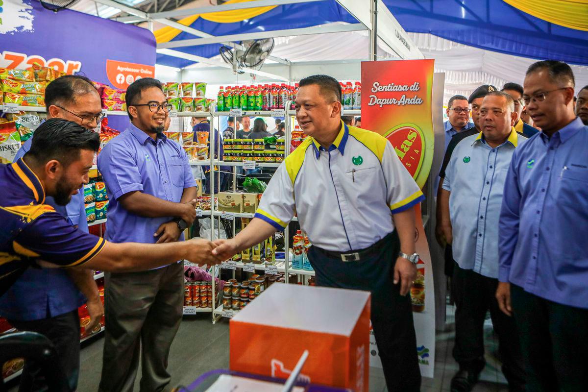 Raja Muda Perlis Tuanku Syed Faizuddin Putra Jamalullail berkenan melawat gerai jualan selepas merasmikan Karnival Jualan Agro MADANI@Pasar Tani Kekal Simpang Empat hari ini. - BERNAMA