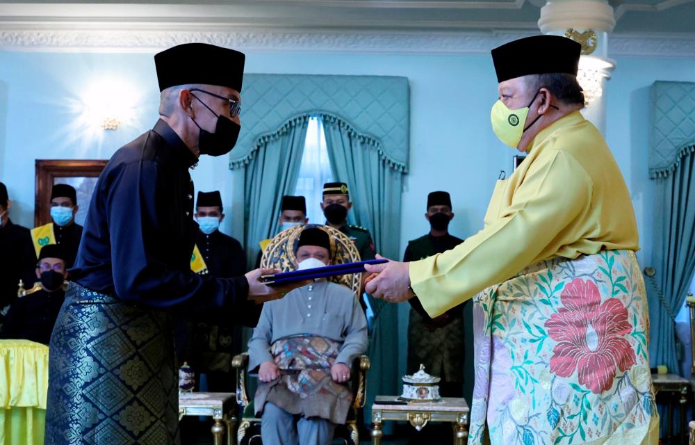 ARAU, Nov 22 -- The King of Perlis Tuanku Syed Sirajuddin Putra Jamalulail was pleased to bestow the certificate of appointment of the new Menteri Besar of Perlis to Sanglang State Assemblyman Mohd Shukri Ramli at the Inauguration and Swearing Ceremony of the Menteri Besar of Perlis at the Arau Palace today. BERNAMAPIX