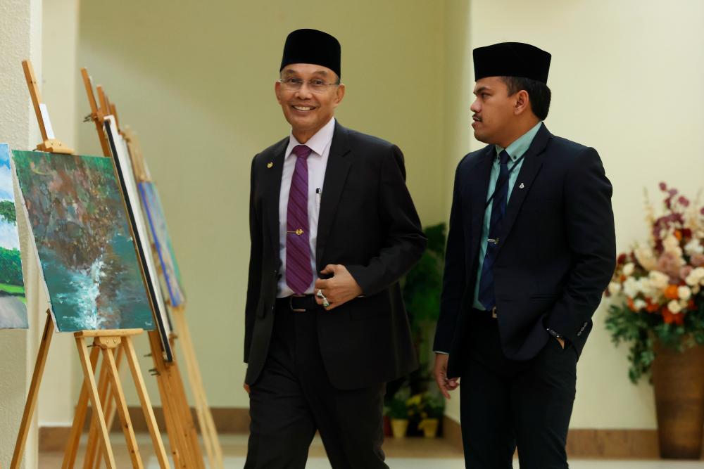 Perlis Menteri Besar Mohd Shukri Ramli (left)/BERNAMAPix