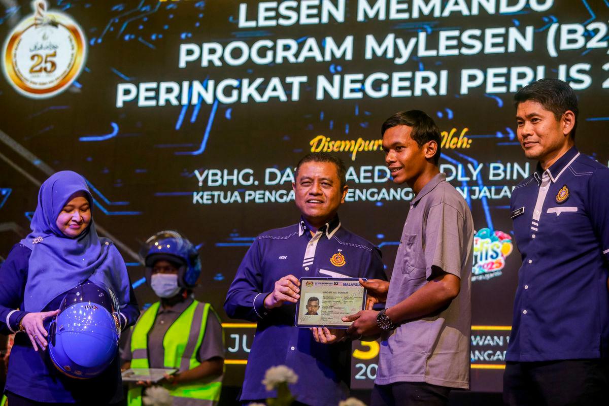 Ketua Pengarah Pengangkutan Jalan Malaysia, Datuk Aedy Fadly Ramli (tiga, kiri) menyerahkan lesen pandu uji simbolik kepada Khosit Sommai (empat, kiri) pada Majlis Penyerahan Lesen Memandu Program MyLesen (B2) peringkat negeri Perlis di Dewan Warisan, Kangar, Mei 30 di Kangar.