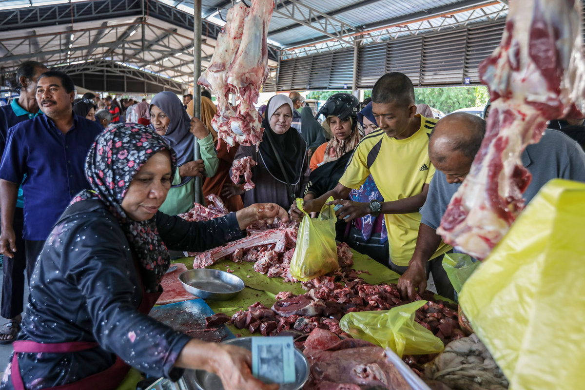 People were seen buying meat in preparation for the Aidiladha celebration during the Semarak Aidiladha special sale at Pasar Tani Kekal, Simpang Empat today. - BERNAMApix