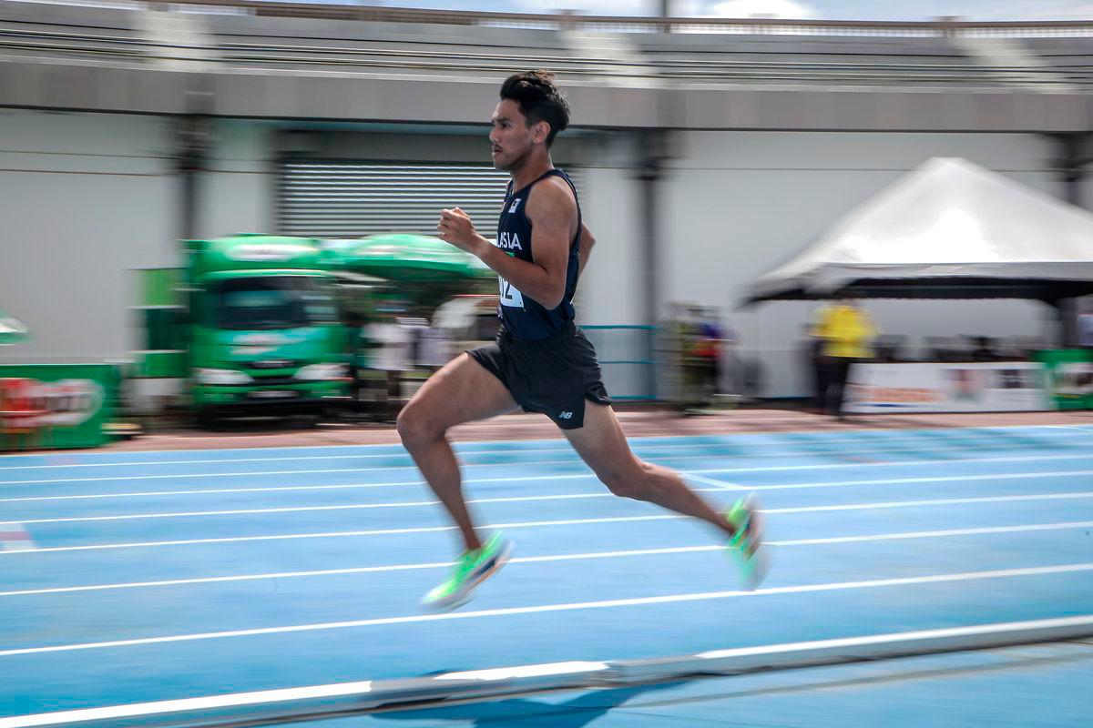 The national men’s 800-meter athlete, Wan Muhammad Fazri Wan Zahari, in action during the men’s 800-meter final at the Malaysia Open Athletics Championship at the Tuanku Syed Putra Stadium today. - BERNAMA