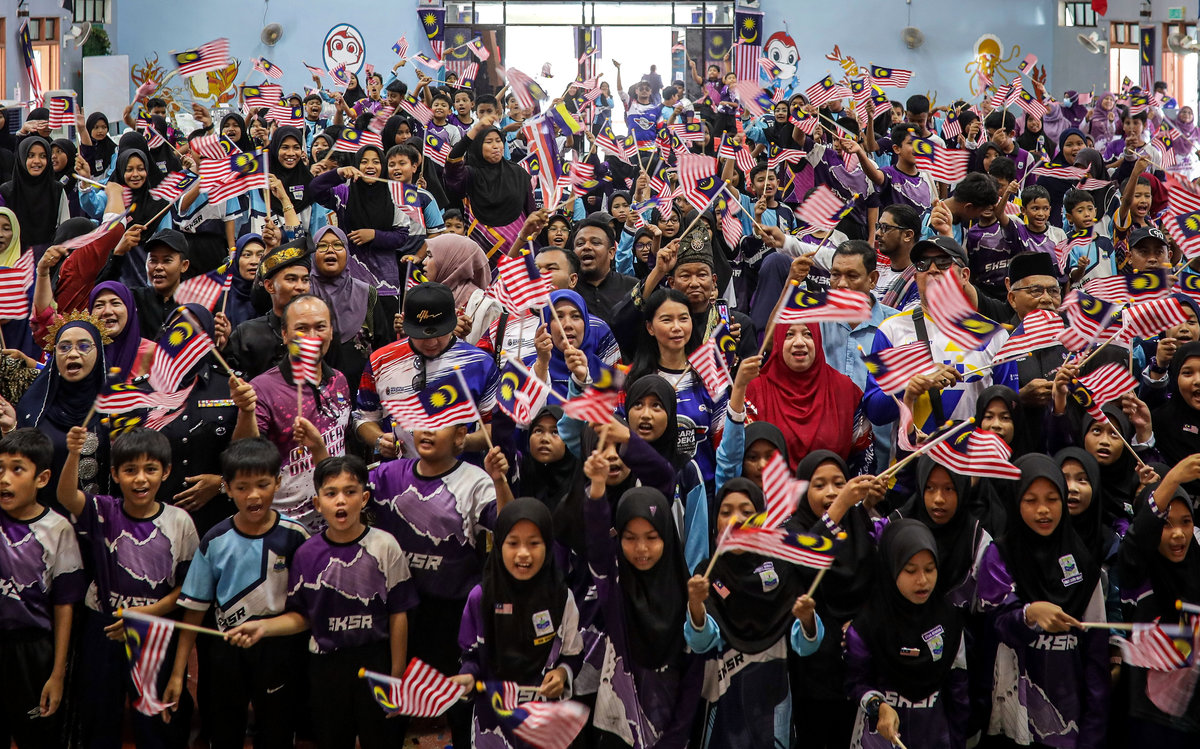 Member of the Perlis State Legislative Assembly for Indera Kayangan, Gan Ay Ling (centre), together with students, waved the Jalur Gemilang during the Launch Ceremony of the National Month and Fly the Jalur Gemilang 2025 at the state level, held at Sekolah Kebangsaan Seberang Ramai, Kuala Perlis, today. - BERNAMA