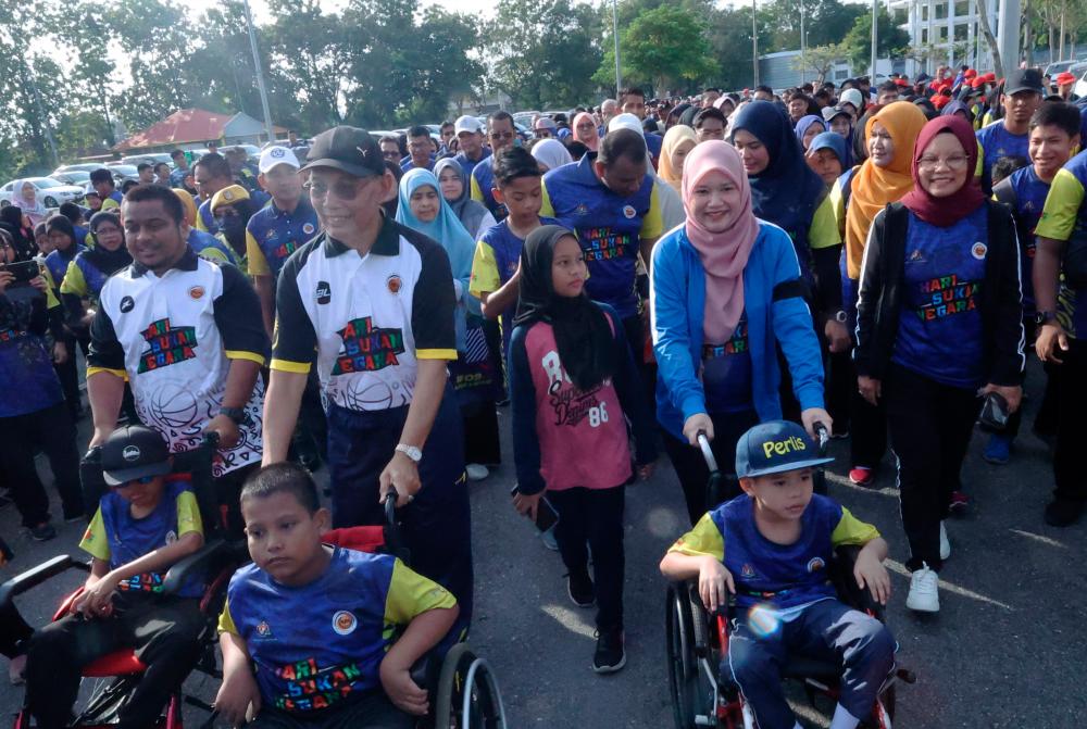 Menteri Pendidikan Fadhlina Sidek menyertai acara ‘Fun Walk’ bersama Menteri Besar Perlis Mohd Shukri Ramli (dua, kiri) selepas merasmikan sambutan Hari Sukan Negara 2023 peringkat negeri di Kompleks Sukan Tuanku Syed Putra hari ini/BERNAMAPix