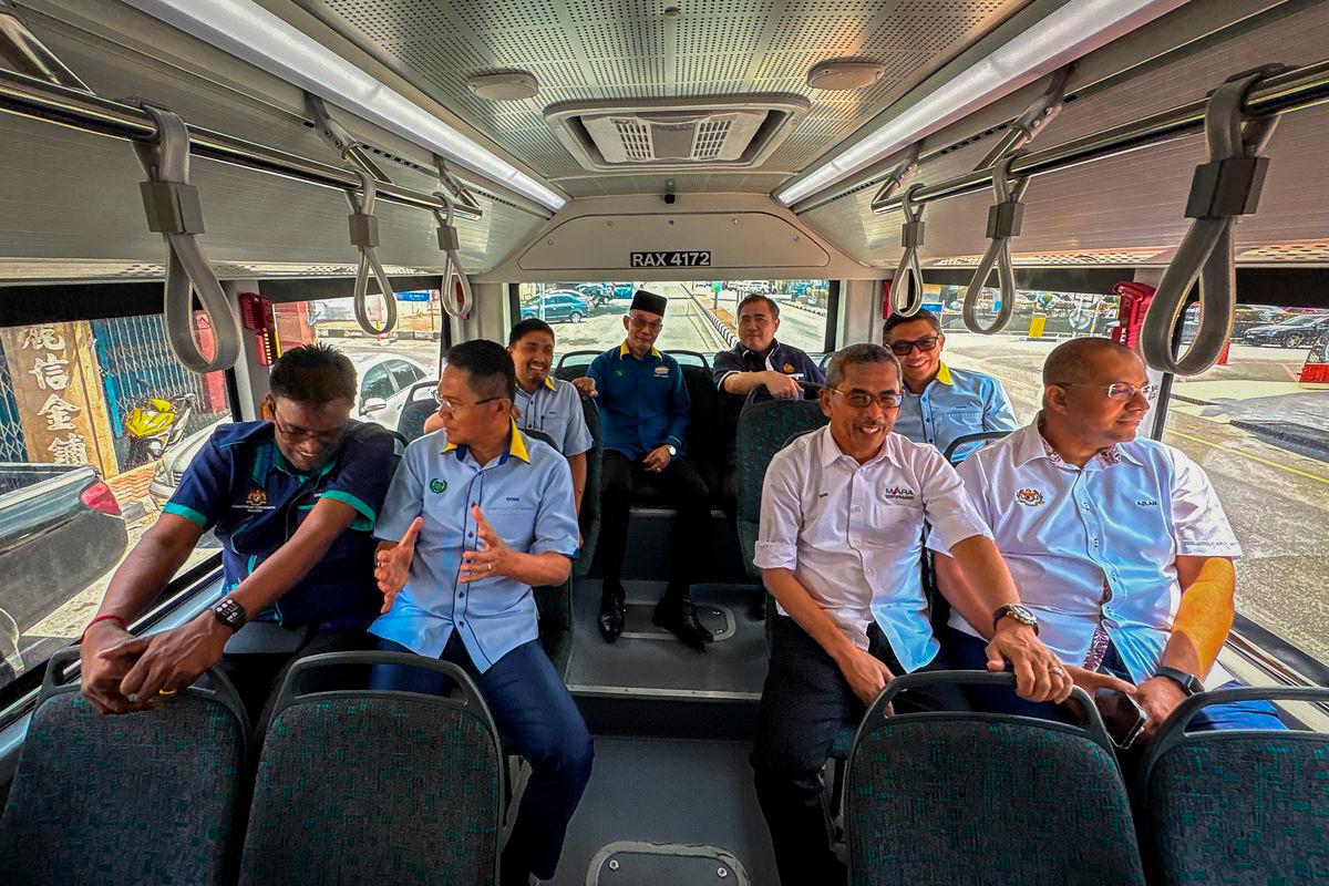 Menteri Pengangkutan, Anthony Loke Siew Fook (lima, kiri) menaiki bas pada Majlis Pelancaran Program Transformasi Bas Henti-Henti BAS.MY Kangar di Dataran Dato Sheikh Ahmad, Kangar hari ini- BERNAMA