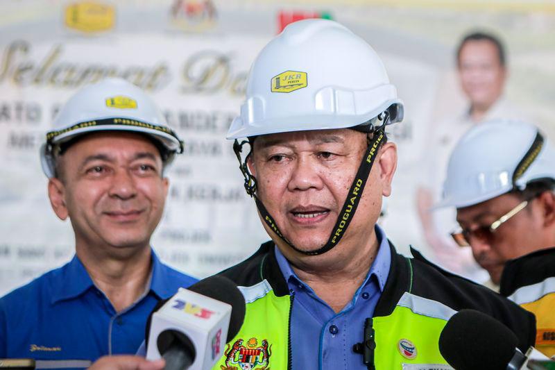 Menteri Kerja Raya, Datuk Seri Alexander Nanta Linggi ketika bertemu pengamal media selepas melawat projek pembinaan Dewan Besar Universiti Malaysia Perlis (UniMAP) pada program turun padang Menteri Kerja Raya meninjau projek insfrastruktur negeri Perlis hari ini. - fotoBERNAMA