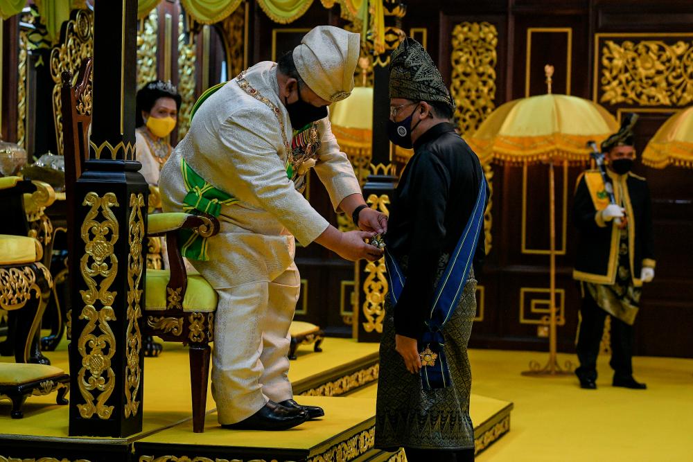 ARAU, 17 Mei -- Raja Perlis Tuanku Syed Sirajuddin Putra Jamalullail berkenan menganugerahkan Darjah Seri Paduka Mahkota Perlis (SPMP) yang membawa gelaran Datuk Seri kepada Pengerusi Lembaga Gabenor Universiti Sains Malaysia Datuk Dr Awang Adek Hussin pada Istiadat Pengurniaan Darjah Kebesaran, Bintang dan Pingat Sempena Ulang Tahun Keputeraan Baginda yang ke-79 di Istana Arau hari ini. fotoBERNAMA