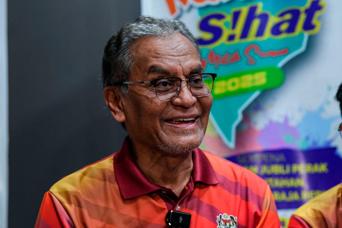 Menteri Kesihatan Datuk Seri Dr Dzulkefly Ahmad memberi penerangan ketika sidang media selepas Majlis Perasmian Karnival Sihat Milik Semua yang dirasmikan oleh Raja Muda Perlis Tuanku Syed Faizuddin Putra Jamalullail di Dewan 2020, Kangar hari ini- BERNAMA
