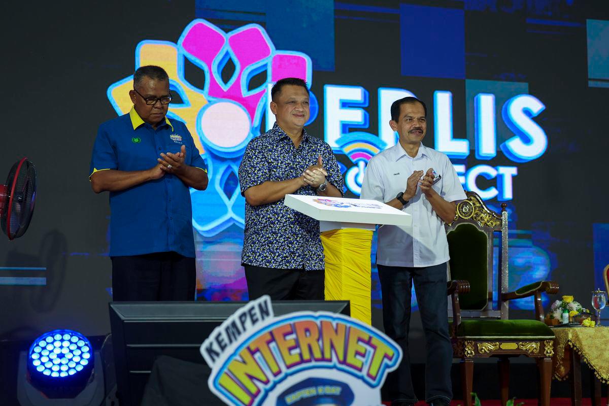 Raja Muda Perlis Tuanku Syed Faizuddin Putra Jamalullail (tengah) berkenan merasmikan Program Perlis Connect di Padang Besar Street hari ini. Turut hadir, Ketua Setiausaha Kementerian Komunikasi Datuk Seri Mohamad Fauzi Md Isa (kanan), Speaker Dewan Undangan Negeri Rus’sele Eizan (kiri) - fotoBERNAMA