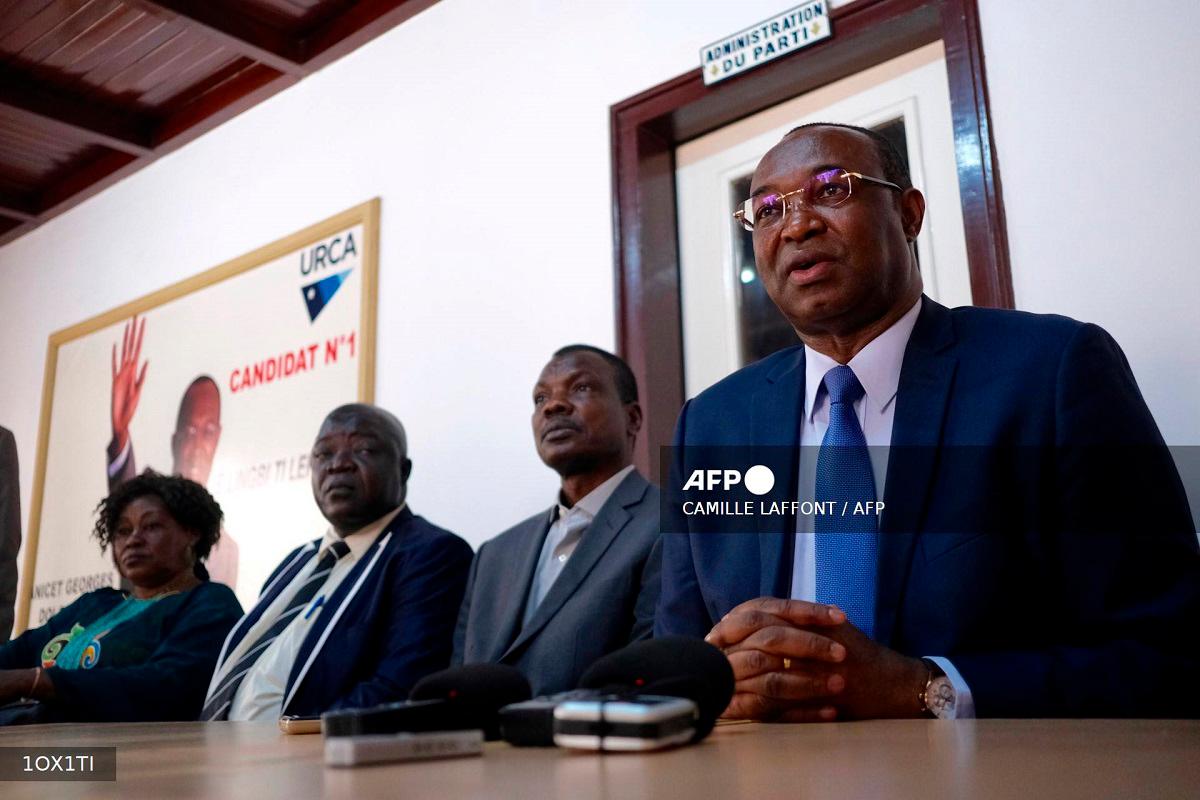 Anicet Georges Dologuele (R), leader of URCA party and former prime minister. - Camille LAFFONT / AFP