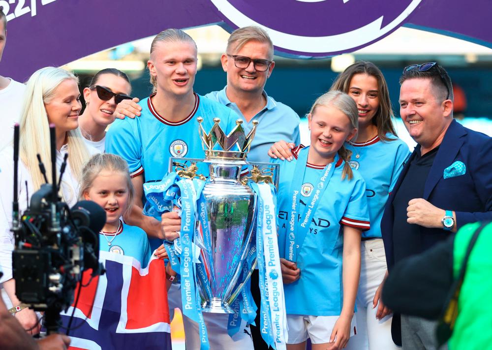 Erling Haaland celebrates with his dad Alf-Inge and family with the trophy after winning the Premier League/REUTERSPIX