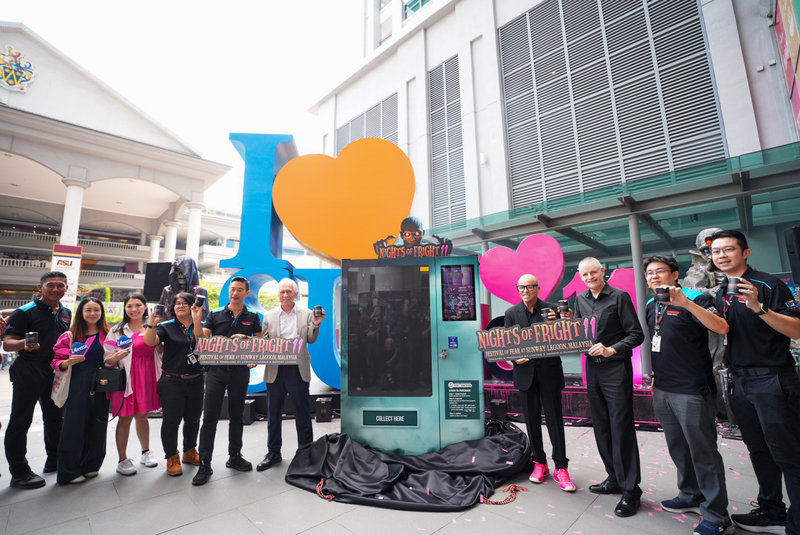 $!From left: Mr. Nurul Nuzairi Mohd Azahari, Senior General Manager, Operations of Sunway Theme Parks; Ms. Elsa Chua, Senior Brand Executive from Vinda Malaysia (Libresse); Ms. Shayne Lim, Brand Manager from Vinda Malaysia (Libresse); Ms. Ng Wai Mun, General Manager – Sales of Sunway Theme Parks; Professor Calvin Ho, Executive Director of Sunway Theme Parks; Professor Sibrandes Poppema, President of Sunway University; Mr. Lynton V Harris, Founder and Chief Executive Officer of The Sudden Impact Entertainment Company; Mr. Patrick McVeigh, Chief Branding Officer of Sunway University; Mr. Kong Beng Kuin, Chief Financial Officer and Head of Business Development, Sunway Theme Parks; and Mr. Lim Toh Seng, Director of Retail, Sunway Theme Parks at the official launch of the NOF 11 vending machine at Sunway University.