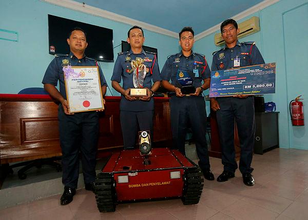 Ahmad Noor Syamsi Zainoldin (tiga, kanan)–fotoBernama