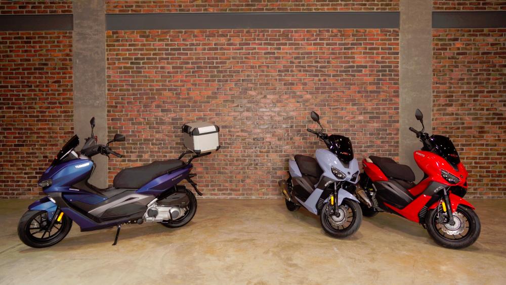 WMoto ES250i in (from left) Midnight Blue, Slate Gray and Fiery Red.