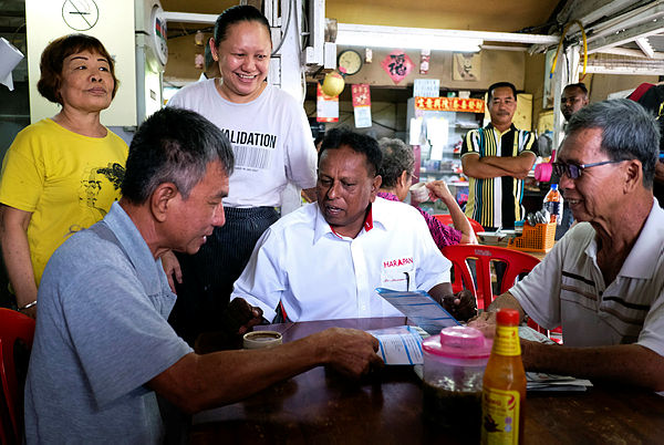 PH candidate Dr S. Streram meets with members of the Chinese community during campaigning for the Rantau by-election on April 1, 2019. — Bernama