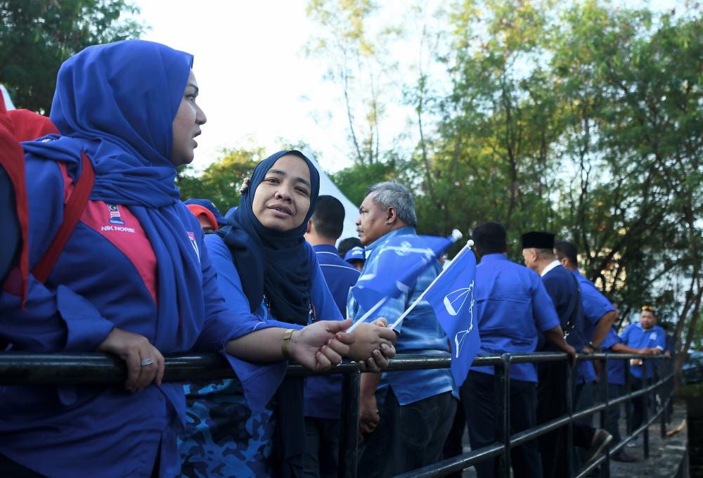 Barisan Nasional supporters gather in conjunction with the nomination of the Semenyih PRK candidate at Seri Cempaka Hall of Kajang Municipal Council, on Feb 16, 2018. — Bernama