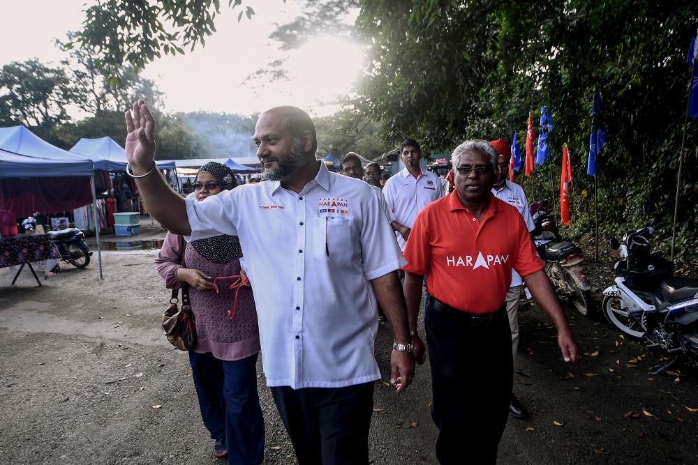 Communications and Multimedia Minister Gobind Singh Deo (C) and prospective Pakatan Harapan (PH) P.078 Cameron Highland M Manogaran (R) visit local residents while attending a Friendly Review Session at Kuala Medang farmers’ market in Sungai Koyan, on Jan 18, 2019. — Bernama