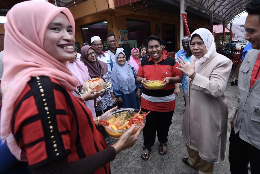 Parti Keadilan Rakyat (PKR) vice-president Zuraida Kamaruddin (2R) talks to the Kampung Sungai Koyan 3 residents during the afternoon drinking session at Sungai Koyan, on Jan 24, 2018. — Bernama