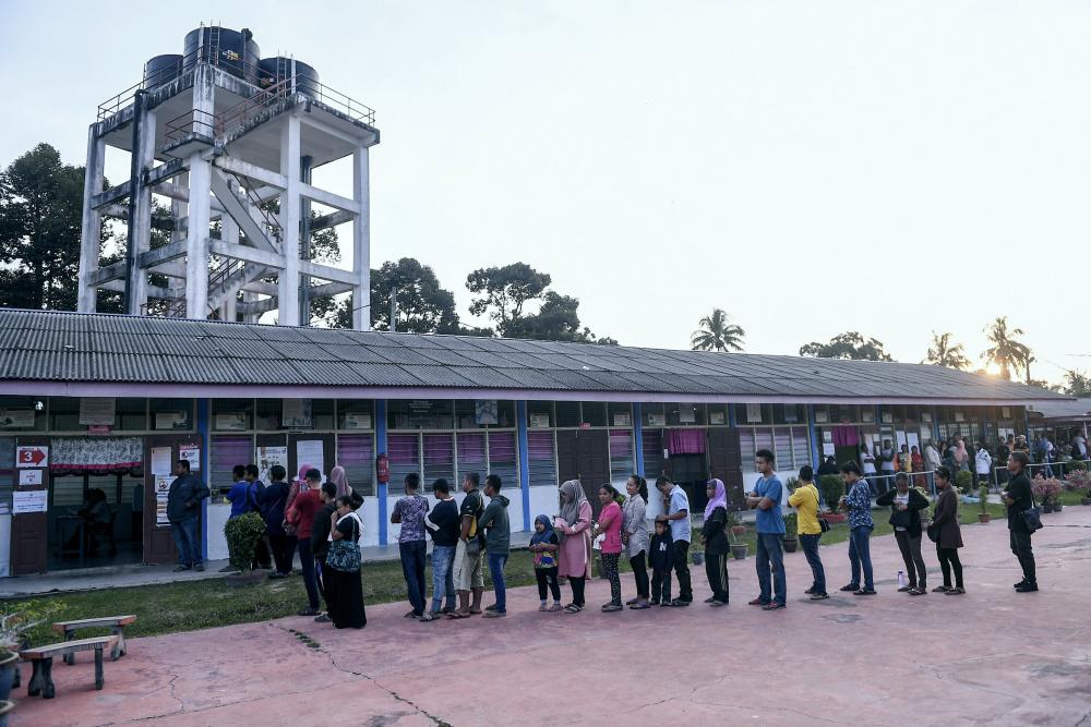 The voters around Sungai Koyan for the P.078 Cameron Highlands are waiting to cast their votes at the National High School Tanjung Gahai as early as 7.15am on Jan 26, 2019. — Bernama