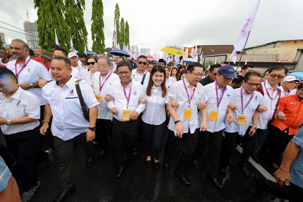 DAP candidate Vivian Wong Shir Yee (C) with Sabah Chief Minister Datuk Seri Shafie Apdal (4L) and DAP secretary-general Lim Guang Eng (4R) arrive at the P198 Sandakan nomination centre at SMJK Tiong Activity Hall Hua, on April 27, 2019. — Bernama