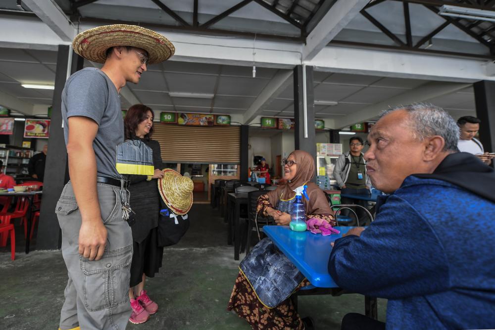 ‘Cangkul’ candidate digs in further to woo crowds in Cameron Highlands