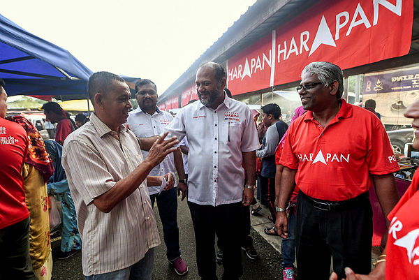 DAP deputy chairman Gobind Singh Deo (C) and PH candidate for Cameron Highlands M Manogaran (R) are welcomed by locals at the Kuala Medang morning market, near Sungai Koyan, Tanah Rata on Jan 18, 2019. — Bernama