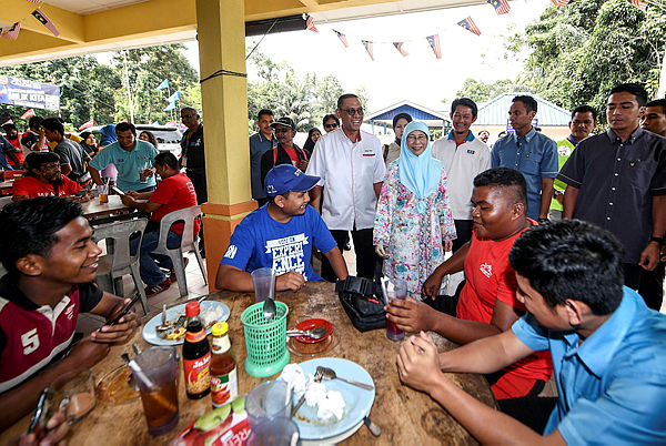 Deputy Prime Minister Datuk Seri Dr Wan Azizah Wan Ismail meets with residents at Tanjung Gahai, Sg Koyan in Lipis on Jan 23, 2019. — Bernama