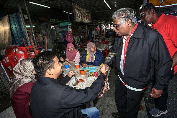 PH candidate for the Cameron Highlands by-election M. Manogaran has a meet-and-greet session with voters around Tanah Rata on Jan 19, 2019. — Bernama