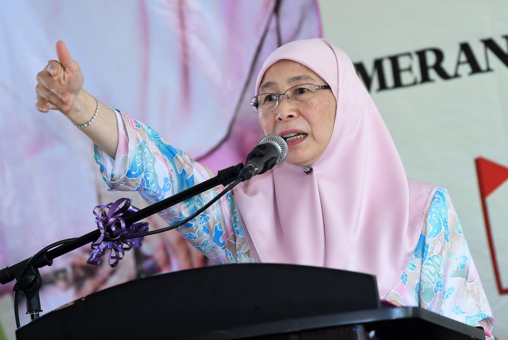 Deputy Prime Minister Datuk Seri Dr Wan Azizah Wan Ismail speaks during the launch of the Taman Pelangi Semenyih Community Centre and Recreation Place in conjunction with the program to help Pakatan Harapan (PH) candidates in the Semenyih State Legislative Assembly (DPR) by-election, on Feb 23, 2019. — Bernama