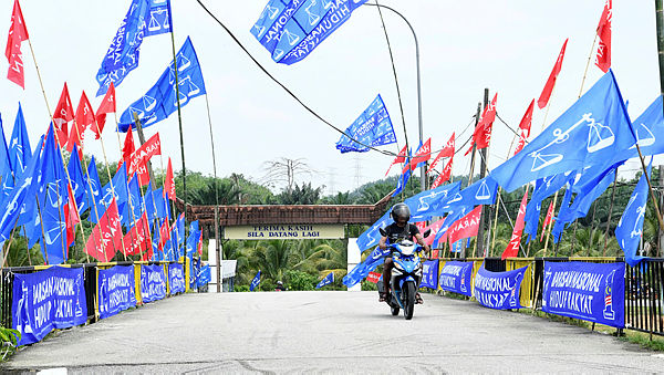 BN and PH flags flutter in the air as part of the Rantau by-election. — Bernama
