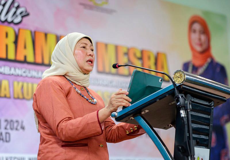Menteri Pembangunan Wanita, Keluarga dan Masyarakat, Datuk Seri Nancy Shukri. - fotoBERNAMA