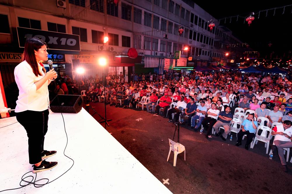 DAP candidate Vivian Wong Shir Yee delivers her speech at a DAP ceramah at the Kim Fung Night Market, Sandakan on the night of May 4, 2019. - Bernama