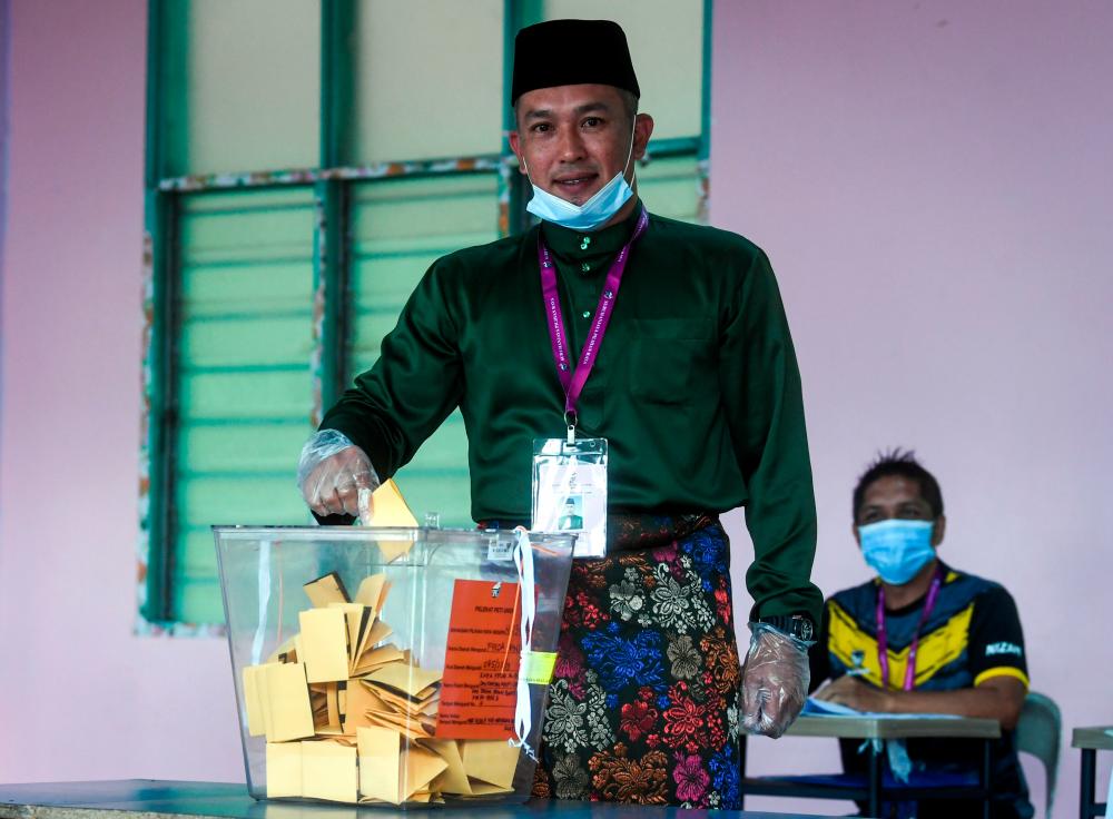 Calon Barisan Nasional, Mohd Sharim Md Zain ketika mengundi pada Pilihan Raya Kecil (PRK) Chini di Pusat Mengundi di Kelas Al-Quran dan Fardu Ain (KAFA) Felda Chini 3 hari ini. — Bernama