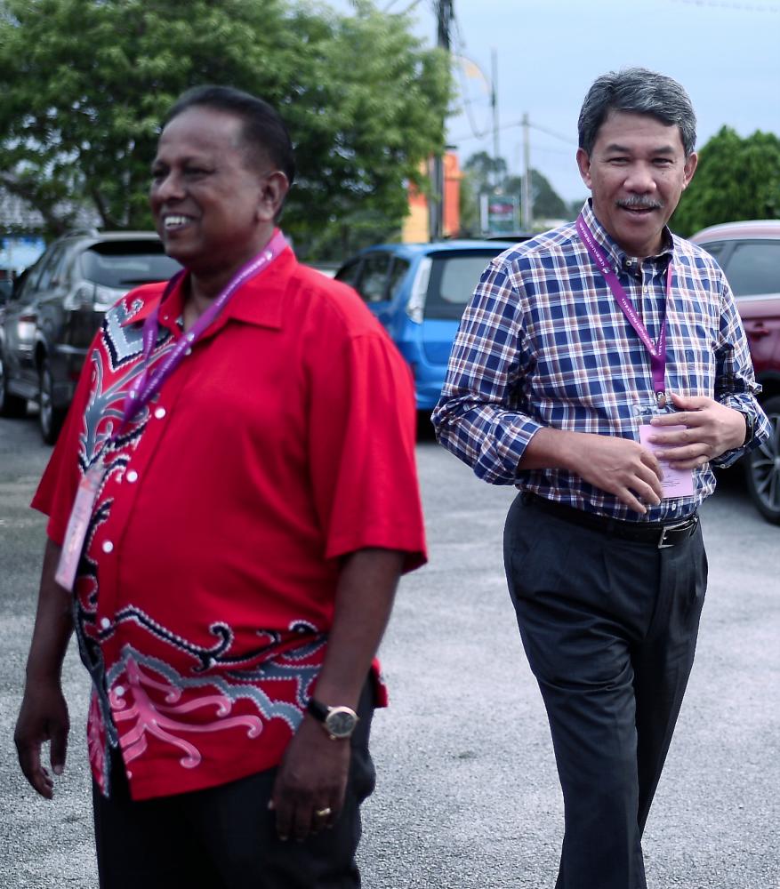 SBarisan Nasional candidate Datuk Seri Mohamad Hasan (R) and Pakatan Harapan candidate Dr S. Streram (L) observing the Rantau by-election early voting process at the Rantau police station, Seremban on April 9, 2019. — Bernama