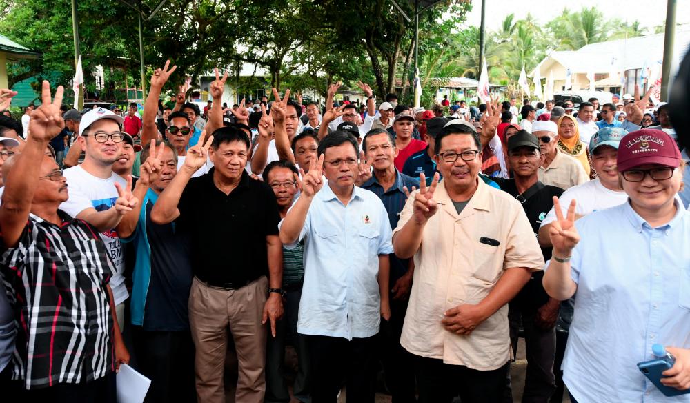 Ketua Menteri Sabah yang juga Pengerusi Parti Warisan Sabah Datuk Seri Mohd Shafie Apdal menunjukkan tanda 'dua' bersama para hadirin ketika mengadakan perjumpaan dengan nelayan di Kampung Brunei Ulu Kimanis pada 12 Jan. — Bernama