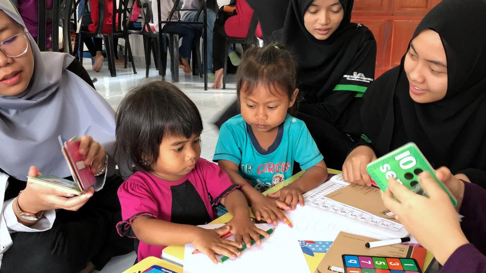 The ‘Kelas Kasih’ volunteers are teaching basic reading and counting to the children of the Orang Asli communities in Surau Nur Iman Kampung Orang Asli Kachau In Ulu Semenyih, on Feb 20, 2019. — Bernama