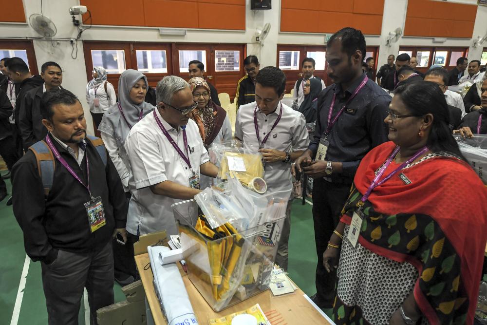 Election Commission (EC) chairman Azhar Azizan Harun (3R) visits the ballot box inspection centre at Sekolah Menengah Kebangsaan (SMK) Sultan Ahmad Shah, on Jan 25, 2018. — Bernama