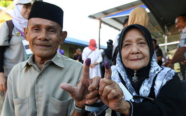 Voters show their fingers that have been dipped in indelible ink for the Kimanis by-elecion at SK Kimanis today. — Bernama