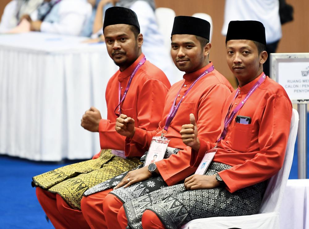 Pakatan Harapan (PH) candidate Muhammad Aiman ​​Zainali (2L) for the N24 DUN Semenyih by-election poses for a picture with the supporters and proposers at Seri Cempaka Hall of Kajang Municipal Council, on Feb 16, 2018. — Bernama