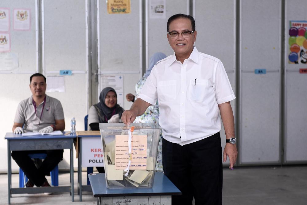 Pahang Mentei Besar, Datuk Seri Wan Rosdy Wan Ismail casts his vote in conjunction with the P078 Cameron Highlands by-election at the polling centre of Sekolah Kebangsaan Tanjung Gahai at 8.50am, on Jan 26, 2018. — Bernama